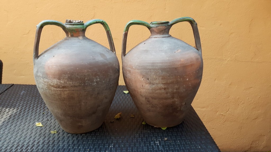 Definizione: brocca - Denominazione locale dell’oggetto: mariga - Autore o ambito di produzione: bottega oristanese - Datazione: seconda metà del ‘900 - Materia: argilla rossa di Oristano - Tecnica: terracotta parzialmente ingobbiata e invetriata - Uso: contenitore per acqua - Localizzazione: Oristano, Collezione Privata - Immagini: n° inv. 02a/02b/02c - Bibliografia: brocche con le stesse caratteristiche sono pubblicate nel libro “Ceramiche. Storia, linguaggio e prospettive in Sardegna, Nuoro 2008”.