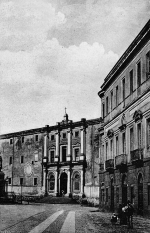Chiesa e Convento di San Vincenzo. Nella vecchia immagine è visibile la croce che sovrasta la cupola della chiesa di San Vincenzo.