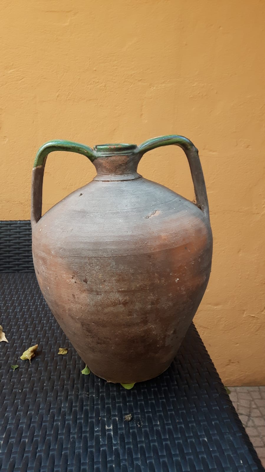 Definizione: brocca - Denominazione locale dell’oggetto: mariga - Autore o ambito di produzione: bottega oristanese - Datazione: seconda metà del ‘900 - Materia: argilla rossa di Oristano - Tecnica: terracotta parzialmente ingobbiata e invetriata - Uso: contenitore per acqua - Localizzazione: Oristano, Collezione Privata - Immagini: n° inv. 02a/02b/02c - Bibliografia: brocche con le stesse caratteristiche sono pubblicate nel libro “Ceramiche. Storia, linguaggio e prospettive in Sardegna, Nuoro 2008”.