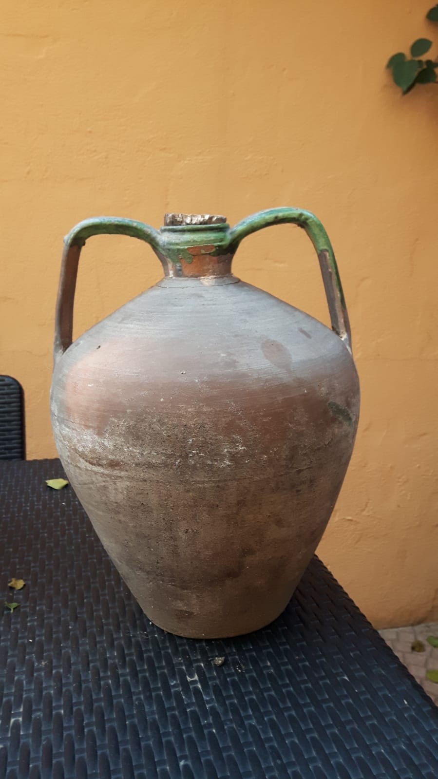 Definizione: brocca - Denominazione locale dell’oggetto: mariga - Autore o ambito di produzione: bottega oristanese - Datazione: seconda metà del ‘900 - Materia: argilla rossa di Oristano - Tecnica: terracotta parzialmente ingobbiata e invetriata - Uso: contenitore per acqua - Localizzazione: Oristano, Collezione Privata - Immagini: n° inv. 02a/02b/02c - Bibliografia: brocche con le stesse caratteristiche sono pubblicate nel libro “Ceramiche. Storia, linguaggio e prospettive in Sardegna, Nuoro 2008”.