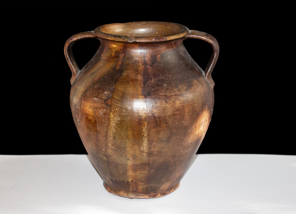 Definizione: Orcio a due manici - Denominazione locale dell’oggetto: brunnia - Autore o ambito di produzione:bottega oristanese - Datazione: prima metà del ‘900 - Materia: argilla di Oristano- Tecnica: terracotta invetriata - Uso: contenitore per alimenti (olive, grasso, conserve) - Localizzazione: Oristano, Collezione Privata (Paolo Uselli) - Immagini: n° inv. 03 - Bibliografia: 100 anni di Ceramica, Antonello Cuccu, Nuoro 2000. - Congiolargios. Vasi e vasai ad Oristano dal XIII al XXI secolo, M. Masini, M.L. Ferru, Cagliari 2003. - Il tornio di via figoli. La ceramica di Oristano, AA.VV., Ghilarza 2005. - Ceramiche. Storia, linguaggio e prospettive in Sardegna, Nuoro 2008.