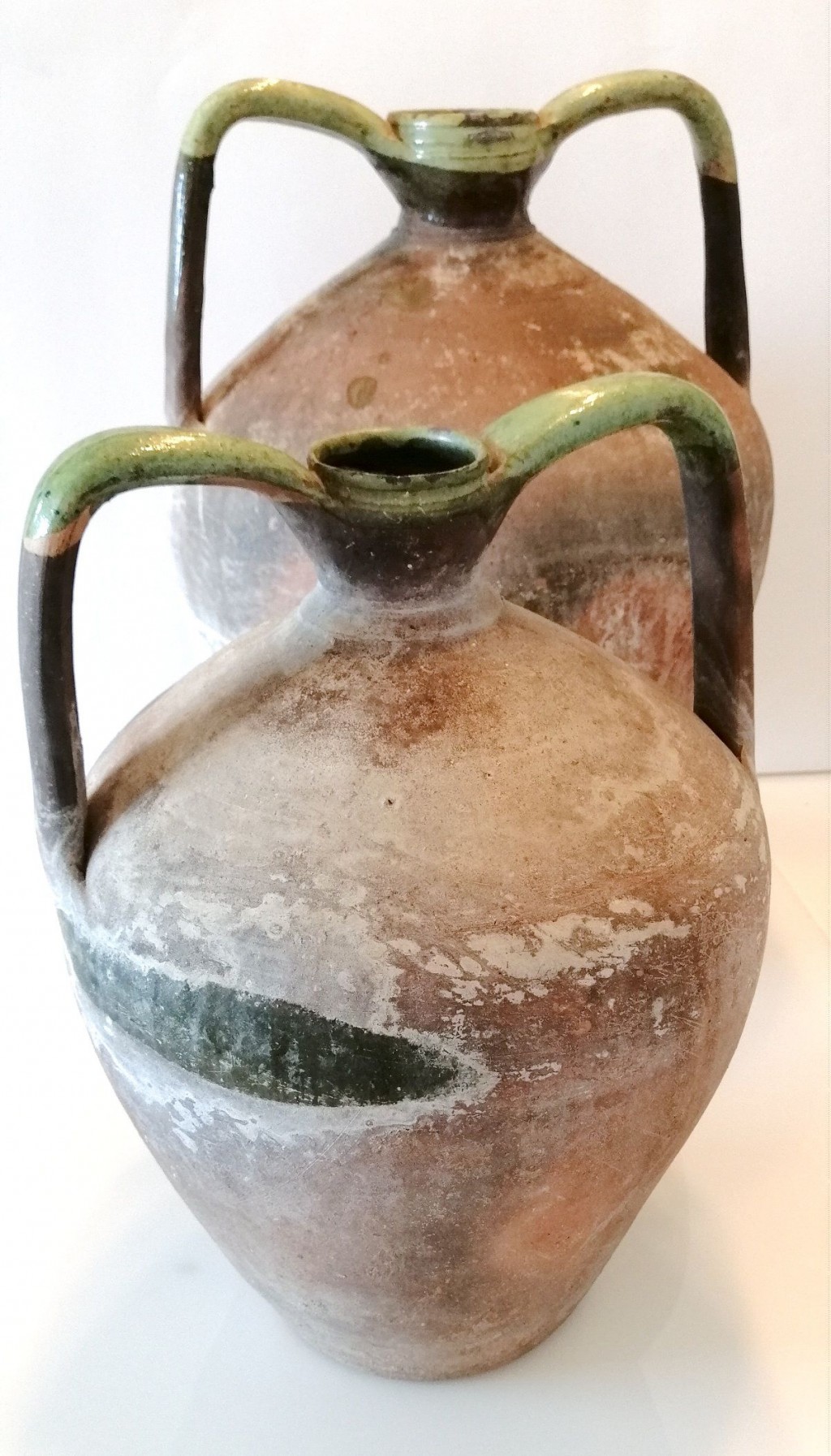 Definizione: brocca - Denominazione locale dell’oggetto: mariga/brocca - Autore o ambito di produzione: bottega oristanese - Datazione: seconda metà del ‘900 - Materia: argilla rossa di Oristano - Tecnica: terracotta parzialmente ingobbiata e invetriata - Uso: contenitore per acqua
Localizzazione: Oristano, Collezione Privata (Stefano Orrù).
Immagini: n° inv. 06a/06b
Bibliografia: 100 anni di Ceramica, Antonello Cuccu, Nuoro 2000. - Congiolargios. Vasi e vasai ad Oristano dal XIII al XXI secolo, M. Masini, M.L. Ferru, Cagliari 2003. - Il tornio di via figoli. La ceramica di Oristano, AA.VV., Ghilarza 2005. - Ceramiche. Storia, linguaggio e prospettive in Sardegna, Nuoro 2008.