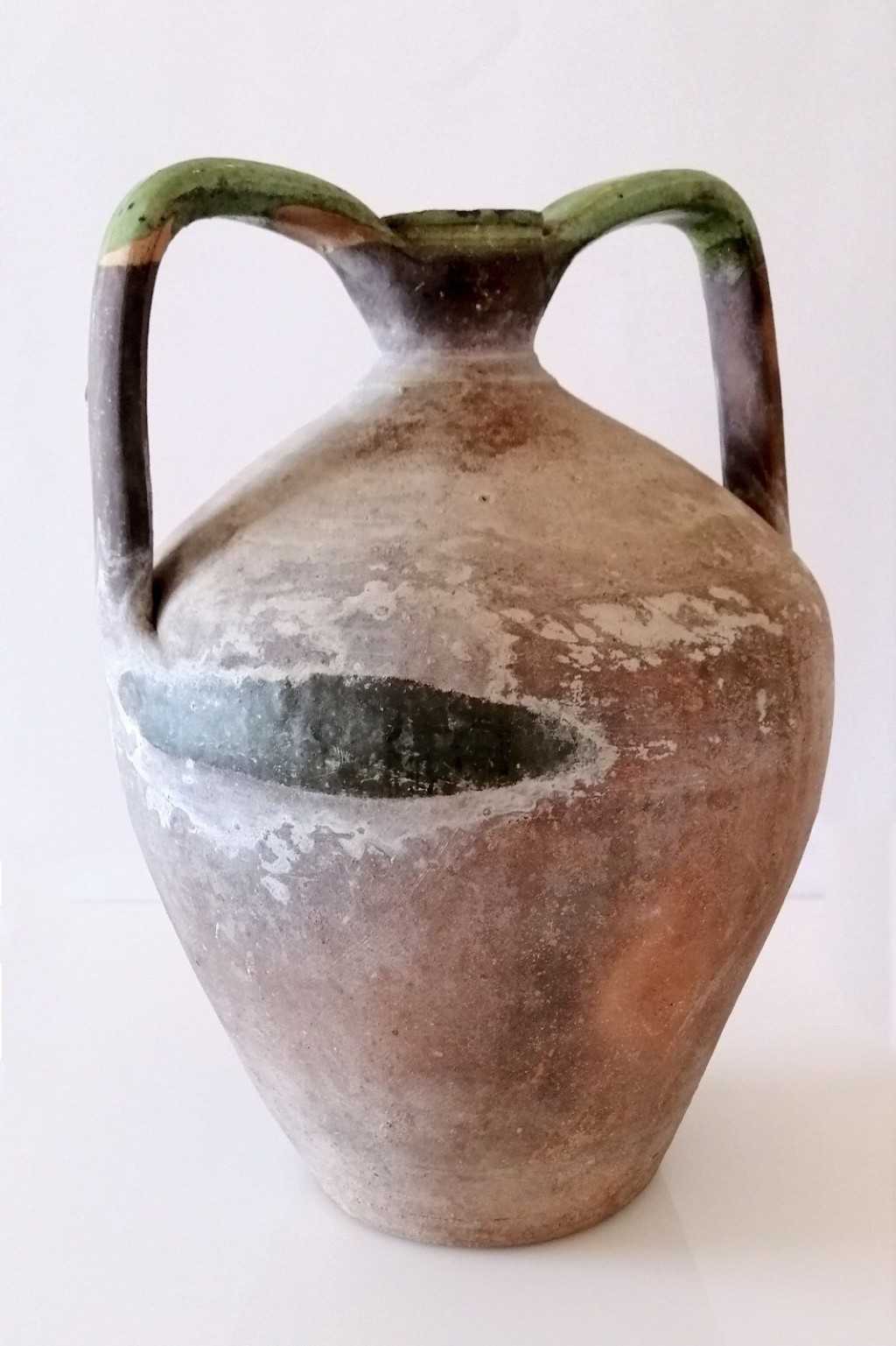 Definizione: brocca - Denominazione locale dell’oggetto: mariga/brocca - Autore o ambito di produzione: bottega oristanese - Datazione: seconda metà del ‘900 - Materia: argilla rossa di Oristano - Tecnica: terracotta parzialmente ingobbiata e invetriata - Uso: contenitore per acqua Localizzazione: Oristano, Collezione Privata (Stefano Orrù). Immagini: n° inv. 06a/06b Bibliografia: 100 anni di Ceramica, Antonello Cuccu, Nuoro 2000. - Congiolargios. Vasi e vasai ad Oristano dal XIII al XXI secolo, M. Masini, M.L. Ferru, Cagliari 2003. - Il tornio di via figoli. La ceramica di Oristano, AA.VV., Ghilarza 2005. - Ceramiche. Storia, linguaggio e prospettive in Sardegna, Nuoro 2008.