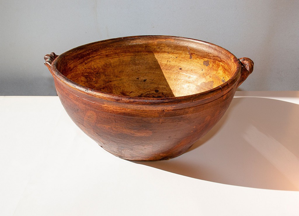 Definizione: scolapasta - Autore o ambito di produzione: bottega oristanese - Datazione: seconda metà del ‘900 - Materia: argilla rossa di Oristano - Tecnica: terracotta ingobbiata e invetriata - Uso: contenitore per uso alimentare
Localizzazione: Oristano, Collezione Privata (Paolo Uselli) - Bibliografia: 100 anni di Ceramica, Antonello Cuccu, Nuoro 2000. - Congiolargios. Vasi e vasai ad Oristano dal XIII al XXI secolo, M. Masini, M.L. Ferru, Cagliari 2003. - Il tornio di via figoli. La ceramica di Oristano, AA.VV., Ghilarza 2005. - Ceramiche. Storia, linguaggio e prospettive in Sardegna, Nuoro 2008.