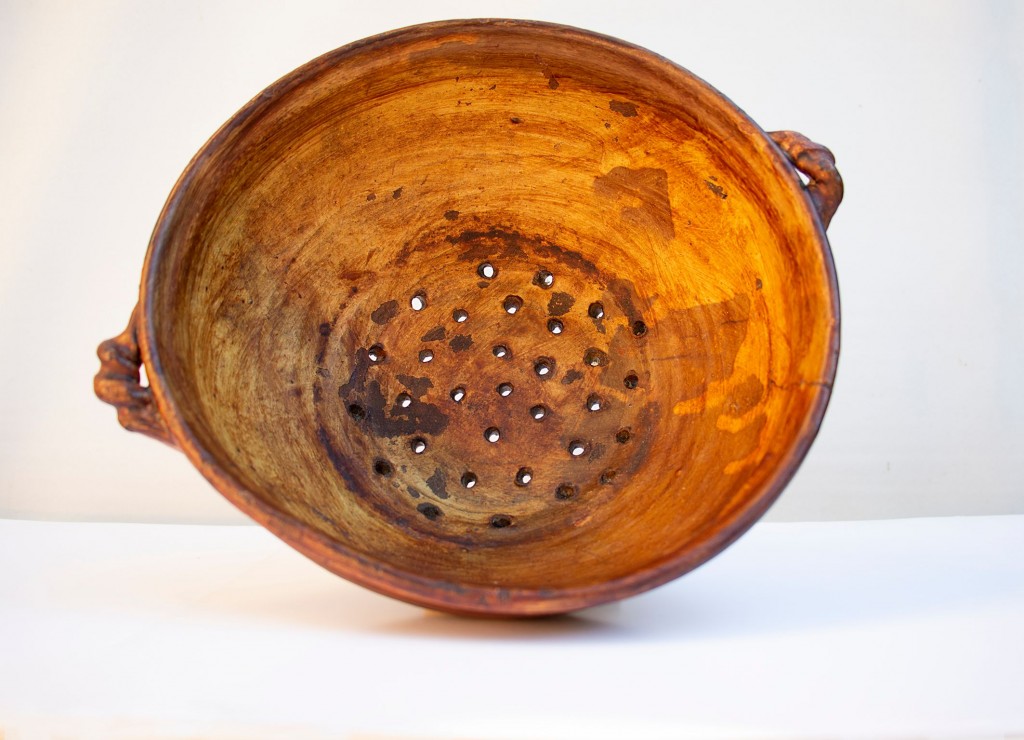 Definizione: scolapasta - Autore o ambito di produzione: bottega oristanese - Datazione: seconda metà del ‘900 - Materia: argilla rossa di Oristano - Tecnica: terracotta ingobbiata e invetriata - Uso: contenitore per uso alimentare
Localizzazione: Oristano, Collezione Privata (Paolo Uselli) - Bibliografia: 100 anni di Ceramica, Antonello Cuccu, Nuoro 2000. - Congiolargios. Vasi e vasai ad Oristano dal XIII al XXI secolo, M. Masini, M.L. Ferru, Cagliari 2003. - Il tornio di via figoli. La ceramica di Oristano, AA.VV., Ghilarza 2005. - Ceramiche. Storia, linguaggio e prospettive in Sardegna, Nuoro 2008.
