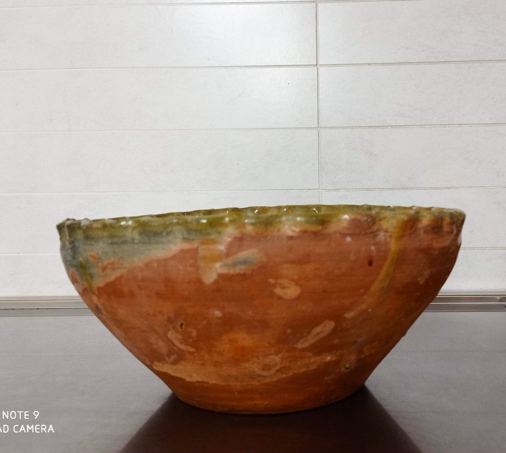 Definizione: Ciotola - Autore o ambito di produzione: bottega oristanese (Stefano Incani) - Datazione: seconda metà del ‘900 - Materia: argilla di Oristano - Tecnica: terracotta ingobbiata e invetriata - Uso: contenitore per alimenti Localizzazione - Oristano, Collezione Privata (Massimo Incani) - Bibliografia: 100 anni di Ceramica, Antonello Cuccu, Nuoro 2000. - Congiolargios. Vasi e vasai ad Oristano dal XIII al XXI secolo, M. Masini, M.L. Ferru, Cagliari 2003. - Il tornio di via figoli. La ceramica di Oristano, AA.VV., Ghilarza 2005. - Ceramiche. Storia, linguaggio e prospettive in Sardegna, Nuoro 2008.