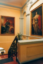 Palazzo Campus-Colonna. La scalinata principale arricchita con i due grandi quadri dell'Ottocento realizzati da Giovanni Marghinotti e Antonio Caboni