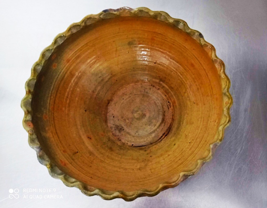 Definizione: Ciotola - Autore o ambito di produzione: bottega oristanese (Stefano Incani) - Datazione: seconda metà del ‘900 - Materia: argilla di Oristano - Tecnica: terracotta ingobbiata e invetriata - Uso: contenitore per alimenti - Localizzazione: Oristano, Collezione Privata (Massimo Incani) - Bibliografia: 100 anni di Ceramica, Antonello Cuccu, Nuoro 2000. - Congiolargios. Vasi e vasai ad Oristano dal XIII al XXI secolo, M. Masini, M.L. Ferru, Cagliari 2003. - Il tornio di via figoli. La ceramica di Oristano, AA.VV., Ghilarza 2005. - Ceramiche. Storia, linguaggio e prospettive in Sardegna, Nuoro 2008.
